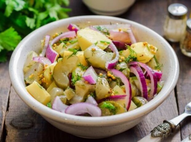 Его съедают до последней крошки: рецепт французского картофельного салата с луком и горчицей