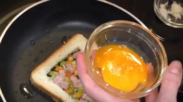 Горячие бутерброды с яйцом на сковороде