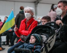 Вводятся строгие ограничения: как теперь украинские беженцы будут получать в Германии выплаты на спецкарты
