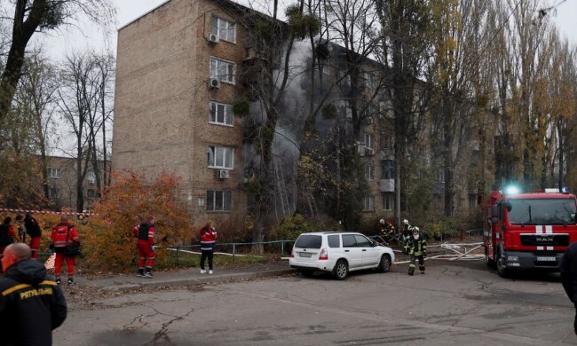 Оккупанты обстреляли жилые дома в Киеве ракетами