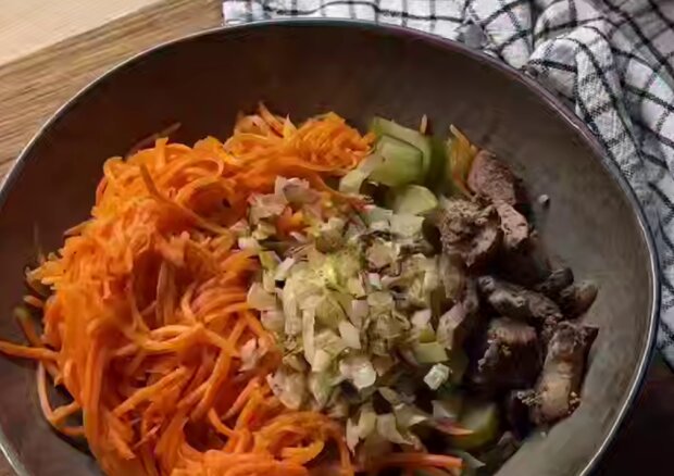 Салат с печенью и корейской морковкой, кадр из видео