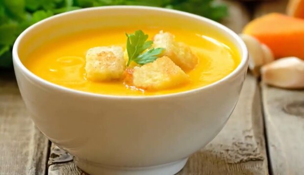 Рецепт сытного тыквенного супа с курицей, цветной капустой и сыром. Фото: YouTube