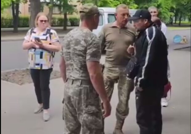 Бьет с ноги в голову и вырубает людей на остановках: в Харькове разгорелся скандал с работником ТЦК