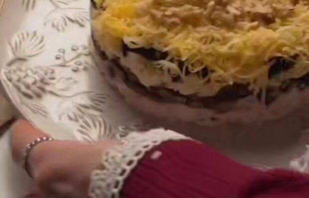 Салат з куркою та чорносливом, кадр з відео