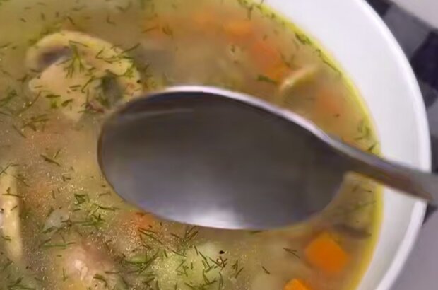 Куриный суп с грибами и рисом, кадр из видео