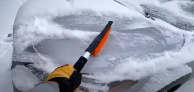 Щітка для снігу: скрін з відео