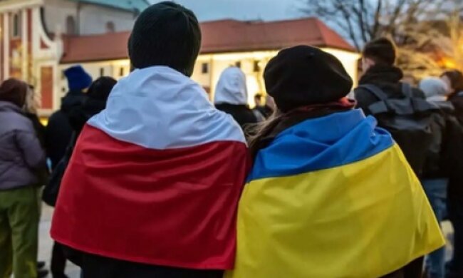 Украинцам рассказали, как оформить польскую помощь в размере 700 злотых