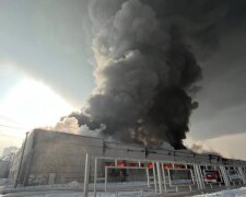 Чорний дим до небес: у Росії гасять потужну пожежу, гар видно за кілометри