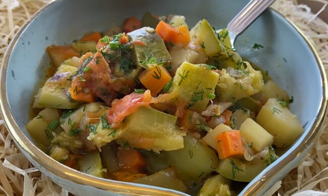 Рецепт м'яса, запеченого з кабачками та молодою картоплею під сметаною та сиром. Фото: YouTube