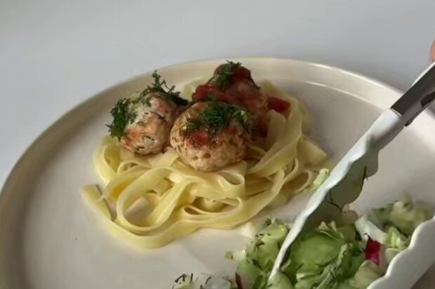 Тефтелі в томатному соусі, кадр з відео