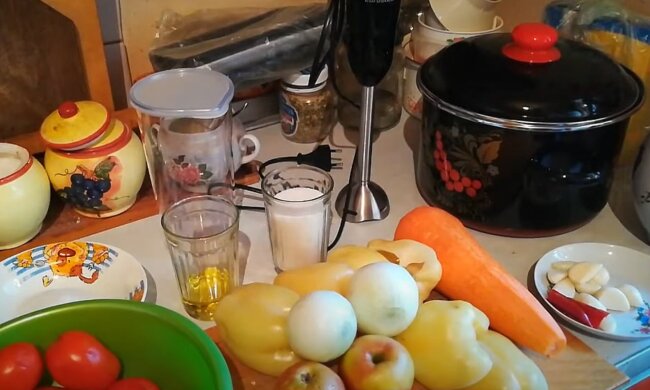 Это блюдо понравится всем: рецепт закуски "Татарская песня" с перцем, огурцами, помидором и яблоком