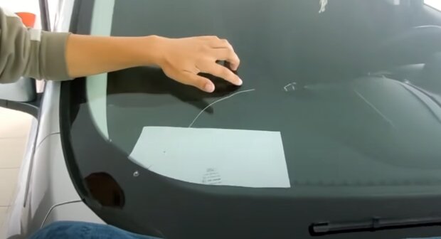 Трещина на лобовом стекле: скрин с видео