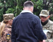 Вручение повесток на улице: судья объяснил украинцам, законны ли такие действия
