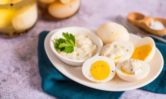 Так роблять у Німеччині: рецепт швидких маринованих яєць лише за 20 хвилин