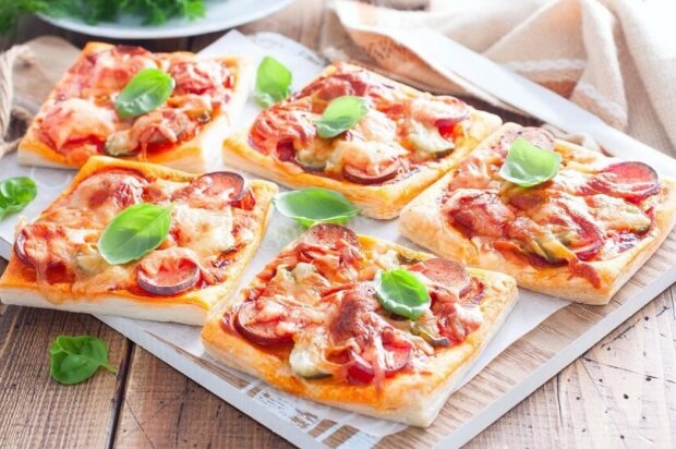 Занимает мало времени, но дарит много наслаждения: рецепт домашней пиццы на слоеном тесте с сосисками и сыром