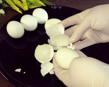 Понадобится иголка: как быстро почистить вареное яйцо. Хитрый способ. Видео