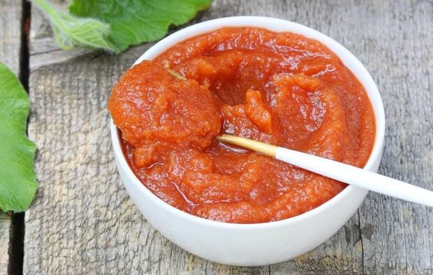 Ви будете хвалитися цією стравою, але секрет не розкриєте: рецепт найсмачнішого кабачкового кетчупу на зиму