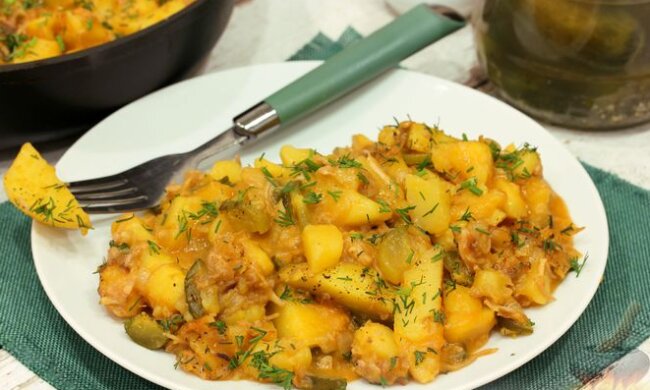 Аж слинки потечуть: рецепт картоплі з тушонкою на сковороді з додаванням солоних огірків