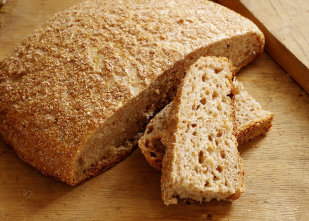 Почему хлеб нужно разрезать с середины, а не с горбушки: ответ многих удивит