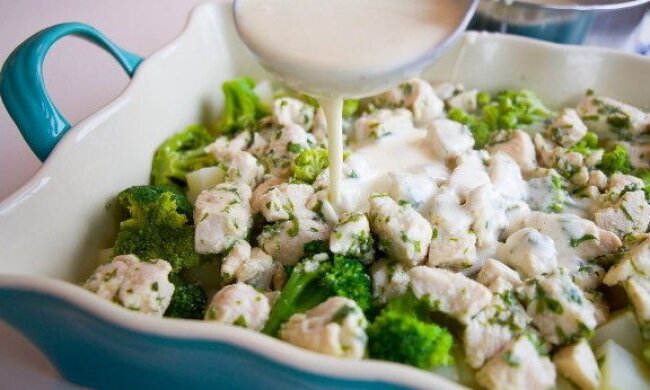 Картофельная запеканка с курицей и брокколи, фото: youtube.com