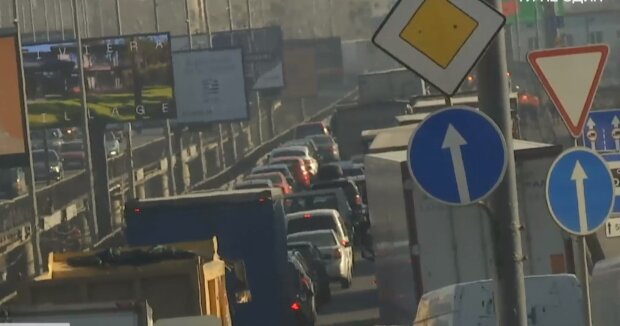 Водіїв попередили: найбільший міст у Києві закривають для звичайних машин