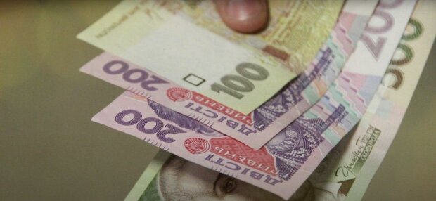 Каждому — еще по 500 гривен: украинцев порадовали новыми доплатами. Озвучены сроки