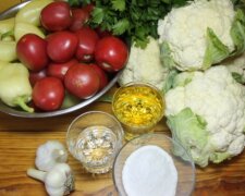 Это вкус детства: рецепт консервированной цветной капусты с болгарским перцем и помидорами на зиму