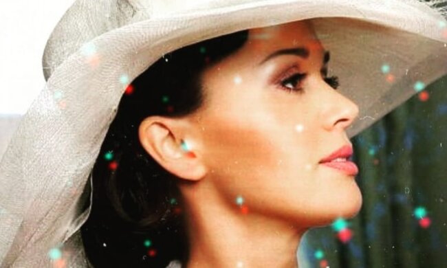 Провожали по всем обычаям: путь Анастасии Заворотнюк с церкви до авто был усыпал цветами. В сети показали душераздирающий снимок