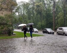 Затопить дачі і городи. В Україну повертаються зливи і потопи
