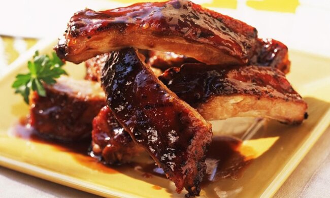 Вы начнете облизываться только от одного запаха: рецепт свиных ребрышек в медовом соусе с запеченной картошечкой