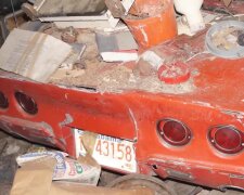 В заброшенном сарае нашли легендарный Chevrolet Corvette. Его там прятали 40 лет. Фото