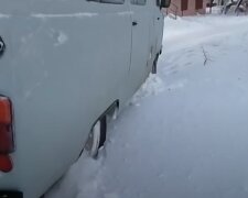 Забуксував у снігу: скрін з відео