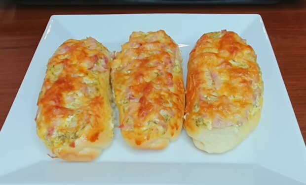Рецепт закусочных слоек с ветчиной, стручковой фасолью и сыром. Фото: YouTube