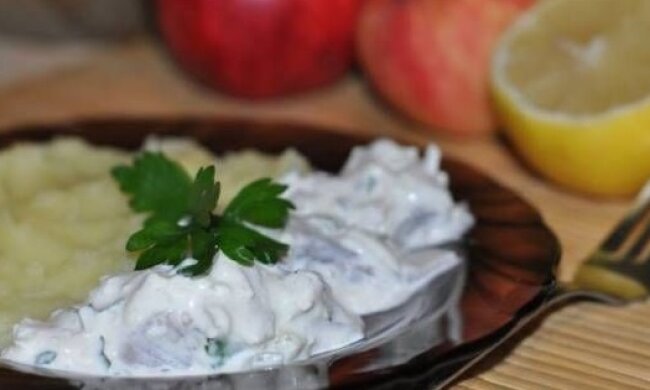Солёная сельдь в сметанном соусе с яблоком и горчицей, фото: youtube.com