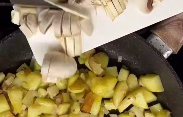 Вершково-грибний пиріг з картоплею, кадр з відео