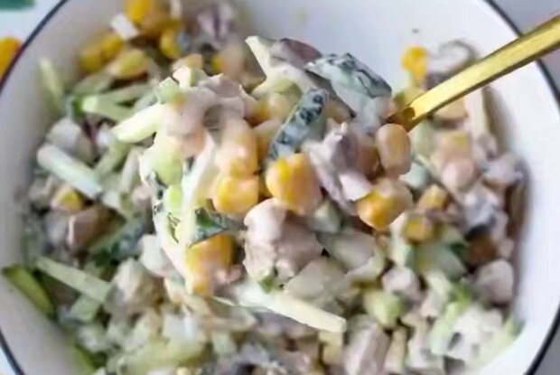 Салат з куркою, грибами та кукурудзою, кадр з відео