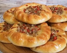 Рецепт сочных открытых пирожков с мясным фаршем. Фото: YouTube