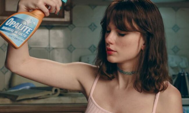 Тейлор Свіфт, кадр з кліпу на пісню "Opalite"