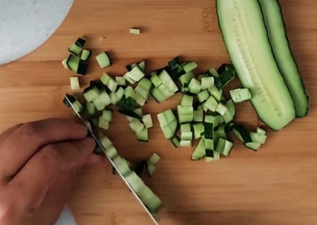 Класичний крабовий салат, кадр з відео