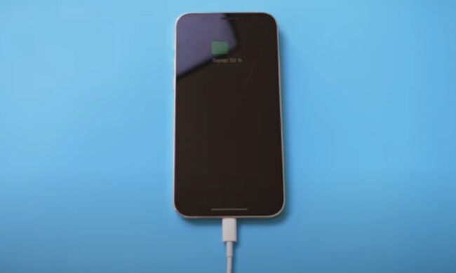 Зарядка телефона. Фото: youtube.com
