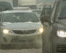 Автомобили зимой: скрин с видео