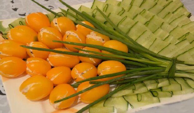 Рецепт закуски из желтых помидоров, фаршированных крабовыми палочками. Фото: YouTube