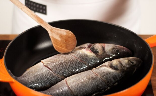 Хитрість французьких господарок: що потрібно зробити, щоб риба при жарінні не пахла на всю квартиру