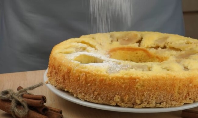 Шарлотка з яблуками, фото: youtube.com