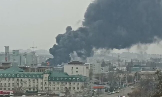 Киев в огне: мощнейший пожар, столбы дыма видны за несколько километров. Первые кадры