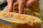 Вы будете хвастаться ими перед всеми знакомыми: рецепт слоеных пирожков с рыбой и картофелем