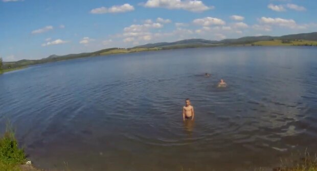 Словно червяк в Яблоке. Амеба «сожрала» мозг 7-летнего мальчика после купания в озере. Родителей предупреждают