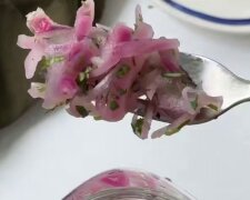 Маринованный лук, кадр из видео