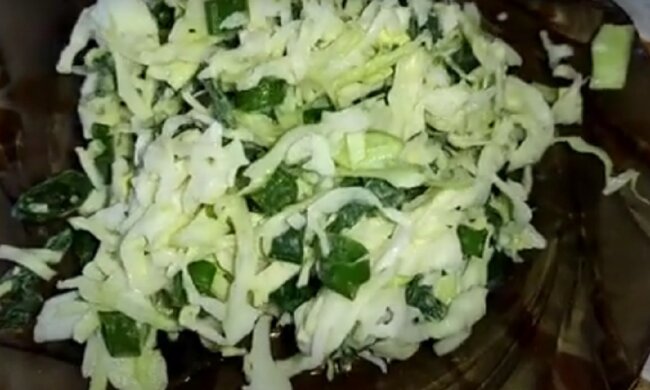 Справжній весняний хіт: рецепт салату з молодої капусти з кропивою та сметаною