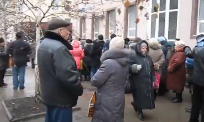 Черга за пенсією, фото: youtube.com